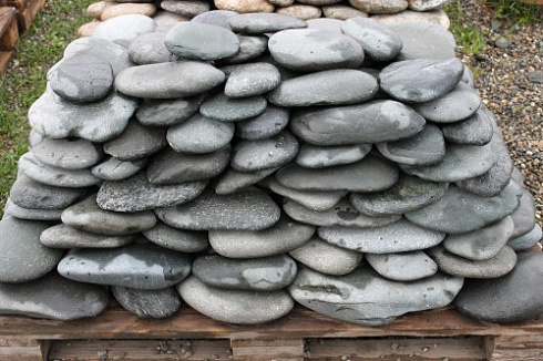 Kamenclub.ru: Галька речная плоская (темно-серая) фр. 100-200-300 мм. купить  в Екатеринбурге галька речная плоская темно-серый, серый, синий речной галечник плоский 9000 руб/т   фото КАМЕНЬ КЛУБ