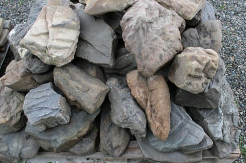 Kamenclub.ru: Песчаник декоративный ландшафтный (фр. 300-500 мм)  купить в Екатеринбурге песчаник желтый рыжий серый зеленый валун речной окатанный природный песчаника 4 500 руб/т   фото КАМЕНЬ КЛУБ