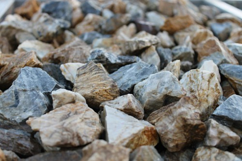 Kamenclub.ru: Мраморная крошка (щебень крошка медовый) фр. 20-40 мм.  купить в Екатеринбурге мрамор бежевый рыжий желтый ландшафтная мраморная крошка 12000 руб/т   фото КАМЕНЬ КЛУБ