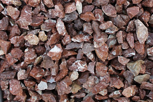 Kamenclub.ru: Мраморная крошка (щебень крошка розовый) фр. 40-70 мм.  купить в Екатеринбурге мрамр розовый, красный мраморный декоративный 11000 руб/т   фото КАМЕНЬ КЛУБ