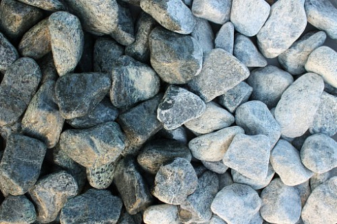 Kamenclub.ru: Щебень галтованный зеленый (змеевик) фр. 50-100 мм.  купить в Екатеринбурге галтовка мраморная зеленый, салатовый мрамор 12 500 руб/т   фото КАМЕНЬ КЛУБ