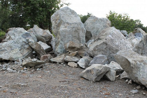 Kamenclub.ru: Змеевик скальник фр. 500-1500 мм.  купить в Екатеринбурге змеевик зеленый серый черный глыба скальная колотая 7500 руб/т   фото КАМЕНЬ КЛУБ