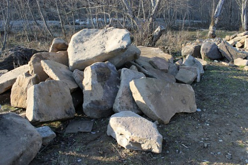 Kamenclub.ru: Песчаник плиты - плахи - пошаговые дорожки (фр. 70-150 мм)  купить в Екатеринбурге песчаник серый бежевый желтый зеленый колотый песчаник строительный 6500 руб/т   фото КАМЕНЬ КЛУБ