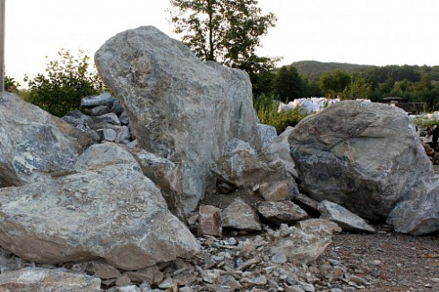 Kamenclub.ru: Змеевик скальник фр. 500-1500 мм.  купить в Екатеринбурге змеевик зеленый серый черный глыба скальная колотая 7500 руб/т   фото КАМЕНЬ КЛУБ