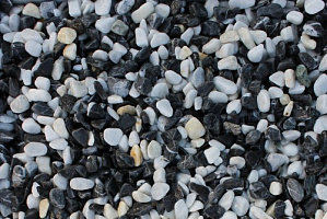 Kamenclub.ru: Мраморная крошка (щебень галтованный микс:белый-черный) фр.10-20 мм.  купить в Екатеринбурге мрамор белый, черный окатанные округлые декоративные ландшафтные камни щебня 15500 руб/т   фото КАМЕНЬ КЛУБ