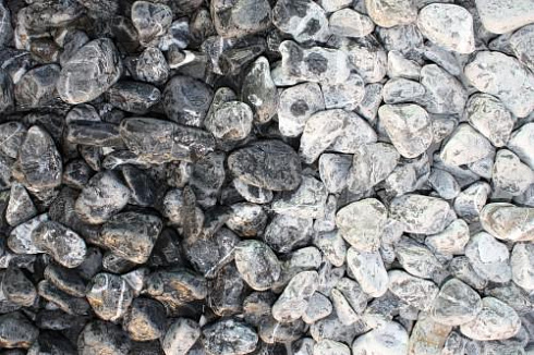 Kamenclub.ru: Щебень галтованный черный (мрамор) фр.20-40 мм.  купить в Екатеринбурге мрамор черный с белыми прожилками мрамор окатанный округлый 15000 руб/т   фото КАМЕНЬ КЛУБ