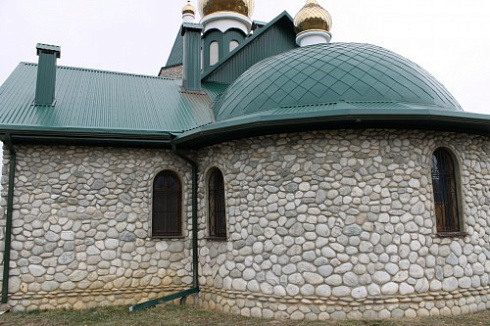 Kamenclub.ru: Галька речная плоская (бело-серая) фр. 100-200-300 мм. купить  в Екатеринбурге галька речная плоская серый, белый, бело-серый, серо-белый речная галька плоская  9000 руб/т   фото КАМЕНЬ КЛУБ