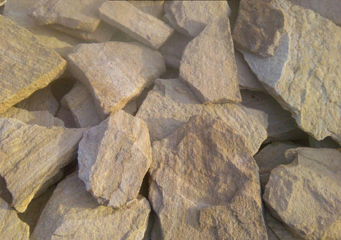 Kamenclub.ru: Песчаник пластушка "фонтанка" желтая (3,0 - 5,0 см)  купить в Екатеринбурге песчаник желтая, рыжий, желтый песчаник колотый рваный со сколом облицовочный 16200 руб/м3   фото КАМЕНЬ КЛУБ