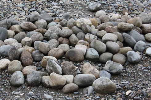 Kamenclub.ru: Речной валун (Ассорти) фр.100-300 мм.  купить в Екатеринбурге галечник серый, темно-серый, светло-серый речная галька крупных размеров 4200 руб/т   фото КАМЕНЬ КЛУБ