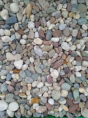 Kamenclub.ru: Галька горная речная окат (цветная) фр. 20-40 мм. купить  в Екатеринбурге галька речная серый синий бежевый белый окатанная речная галька ландшафтная 6800 руб/т   фото КАМЕНЬ КЛУБ