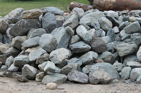 Kamenclub.ru: Гранит скальник (серо-зеленый) фр. 100-500 мм.  купить в Екатеринбурге гранит зеленый, серый, салатовый крупный ландшафтный валун 6 000 руб/т   фото КАМЕНЬ КЛУБ