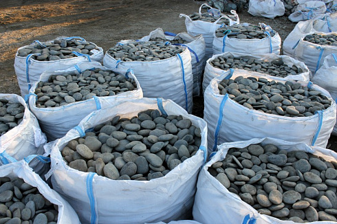 Kamenclub.ru: Галька речная плоская (ассорти) фр. 100-200-300 мм. купить  в Екатеринбурге галька плоская разноцветная серый белый темно-серый синий речная галька ландшафтная 8000 руб/т   фото КАМЕНЬ КЛУБ