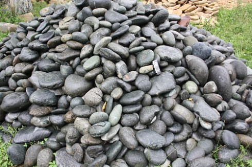 Kamenclub.ru: Темно-серый валунчик фр.100-300 мм.  купить в Екатеринбурге крупный природный камень серый, темно-серый, светло-серый речная галька большого размера окатанная 4500 руб/т   фото КАМЕНЬ КЛУБ