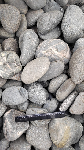 Kamenclub.ru: Галька речная окат (темно-серая) фр. 70-150 мм. купить  в Екатеринбурге галька речная темно-серая, синяя, серая речная галька округлая  8000 руб/т   фото КАМЕНЬ КЛУБ