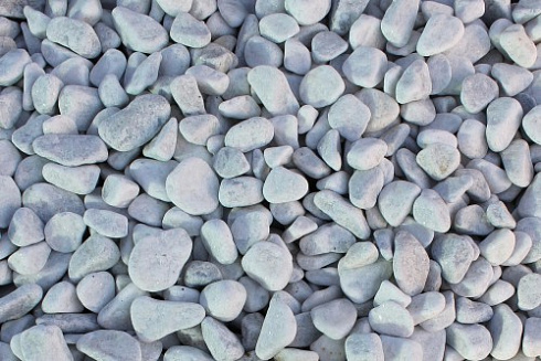 Kamenclub.ru: Щебень галтованный белый (мрамор) фр.5-10 мм.  купить в Екатеринбурге мрамор белый, айвори, молочный каменная мраморная декоративная ландшафтная крошка 17000 руб/т   фото КАМЕНЬ КЛУБ