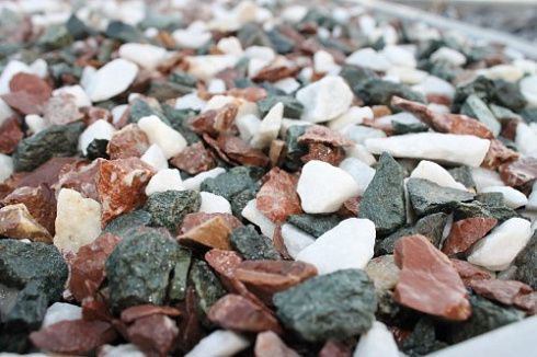 Kamenclub.ru: Мраморная крошка (щебень крошка микс: белый-зеленый-розовый) фр. 10-20 мм.  купить в Екатеринбурге мрамор белый, зеленый, розовый декоративный ландшафтный колотый щебень 12000 руб/т   фото КАМЕНЬ КЛУБ