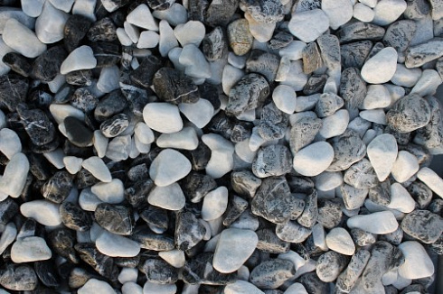 Kamenclub.ru: Мраморная крошка (щебень галтованный микс:: белый-черный) фр.20-40 мм  купить в Екатеринбурге мрамор белый, черный мраморный галтованный щебень 15500 руб/т   фото КАМЕНЬ КЛУБ