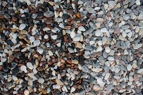 Kamenclub.ru: Мраморная крошка (щебень галтованный микс:белый-черный-розовый-медовый) фр.10-20 мм.  купить в Екатеринбурге мрамор белый, медовый, черный, розовый мраморный декоративный ландшафтный окатанный округлый галтованный щебень 15500 руб/т   фото КАМЕНЬ КЛУБ