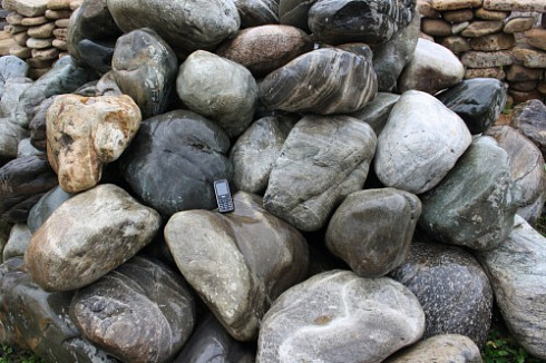 Kamenclub.ru: Речной валун Кабанчик фр.300-500 мм.  купить в Екатеринбурге крупный природный камень галька серый, темно-серый речной валун галечник масштабный 7000 руб/т   фото КАМЕНЬ КЛУБ