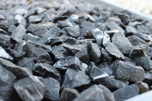 Kamenclub.ru: Щебень крошка черный (мрамор) фр. 5-10 мм.  купить в Екатеринбурге мрамор черный с белыми прожилками, черный, белый мраморная крошка декоративная ландшафтная 11000 руб/т   фото КАМЕНЬ КЛУБ