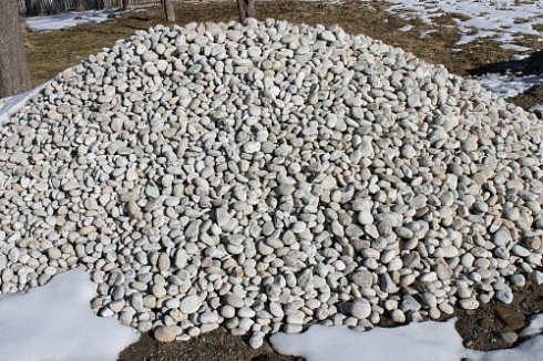 Kamenclub.ru: Галька речная окат (серо-белая) фр. 70-120 мм купить  в Екатеринбурге галька галечник бело-серая, серо-белая, серая, белая речная природная галька  8000 руб/т   фото КАМЕНЬ КЛУБ