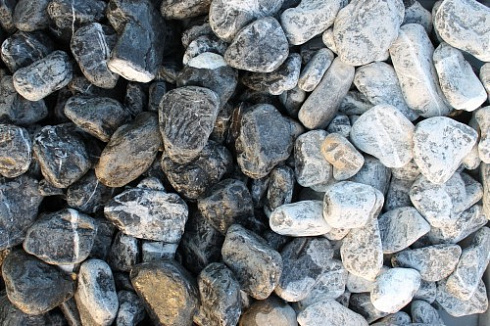 Kamenclub.ru: Щебень галтованный черный (мрамор) фр. 50-100 мм.  купить в Екатеринбурге мрамор черный с белыми прожилками щебень ландшафтный мраморный 15000 руб/т   фото КАМЕНЬ КЛУБ