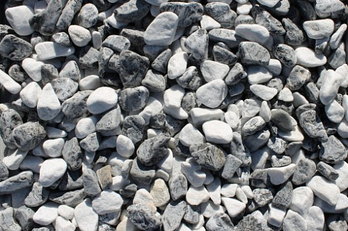 Kamenclub.ru: Мраморная крошка (щебень галтованный микс:: белый-черный) фр.20-40 мм  купить в Екатеринбурге мрамор белый, черный мраморный галтованный щебень 15500 руб/т   фото КАМЕНЬ КЛУБ