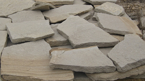 Kamenclub.ru: Песчаник пластушка светло-серый (2,0 см)  купить в Екатеринбурге плитняк- ластушка светло-серый, серый рваный ландшафтный плитняк колотый 13800 руб/м3   фото КАМЕНЬ КЛУБ