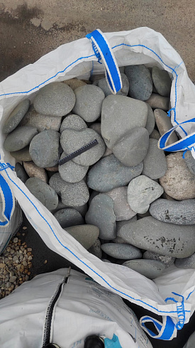 Kamenclub.ru: Галька речная плоская (темно-серая) фр. 70-150 мм. купить  в Екатеринбурге галечник природный темно-серый серый синий речная плоская природная окатанная  9000 руб/т   фото КАМЕНЬ КЛУБ