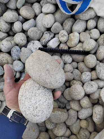 Kamenclub.ru: Галька речная окат (серо-белая) фр. 70-120 мм купить  в Екатеринбурге галька галечник бело-серая, серо-белая, серая, белая речная природная галька  8000 руб/т   фото КАМЕНЬ КЛУБ
