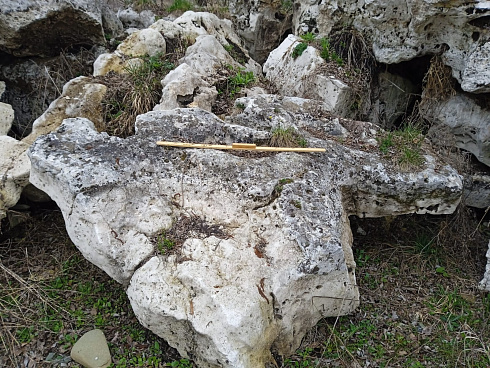 Kamenclub.ru: Выветренный известняк (степной) фр. 500-1500 мм.  купить в Екатеринбурге    10000 руб/т   фото КАМЕНЬ КЛУБ