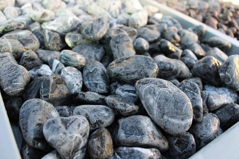 Kamenclub.ru: Щебень галтованный черный (мрамор) фр.20-40 мм.  купить в Екатеринбурге мрамор черный с белыми прожилками мрамор окатанный округлый 15000 руб/т   фото КАМЕНЬ КЛУБ