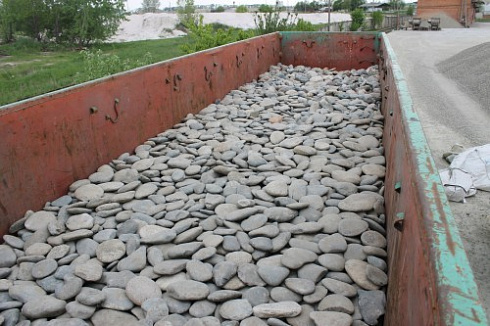 Kamenclub.ru: Галька речная плоская (ассорти) фр. 100-200-300 мм. купить  в Екатеринбурге галька плоская разноцветная серый белый темно-серый синий речная галька ландшафтная 8000 руб/т   фото КАМЕНЬ КЛУБ