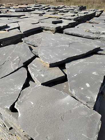 Kamenclub.ru: Песчаник пластушка светло-серый (2,0 см)  купить в Екатеринбурге плитняк- ластушка светло-серый, серый рваный ландшафтный плитняк колотый 13800 руб/м3   фото КАМЕНЬ КЛУБ