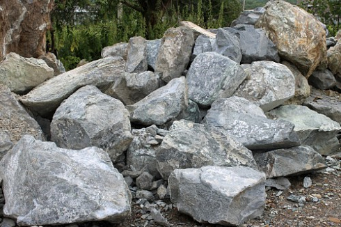 Kamenclub.ru: Змеевик скальник фр. 500-1500 мм.  купить в Екатеринбурге змеевик зеленый серый черный глыба скальная колотая 7500 руб/т   фото КАМЕНЬ КЛУБ