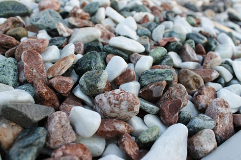 Kamenclub.ru: Мраморная крошка (щебень галтованный микс:белый-зеленый-розовый) фр.20-40 мм.  купить в Екатеринбурге мрамор белый, зеленый, розовый мрамор декоративный (галтовка) 15500 руб/т   фото КАМЕНЬ КЛУБ