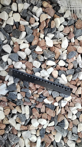 Kamenclub.ru: Мраморная крошка (щебень галтованный микс:белый-зеленый-розовый) фр.20-40 мм.  купить в Екатеринбурге мрамор белый, зеленый, розовый мрамор декоративный (галтовка) 15500 руб/т   фото КАМЕНЬ КЛУБ