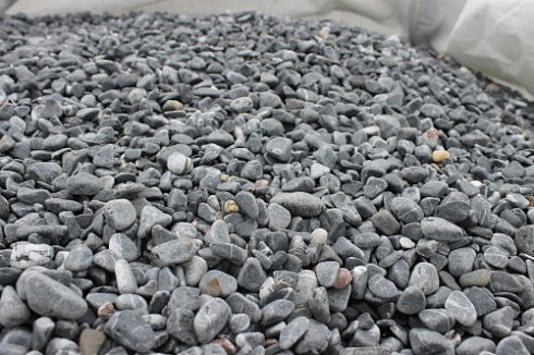 Kamenclub.ru: Щебень галтованный черный (мрамор) фр.10-20 мм.  купить в Екатеринбурге мрамор черный с белыми прожилками, черный, белый окатанный округлый ландшафтный декоративный щебень 15000 руб/т   фото КАМЕНЬ КЛУБ