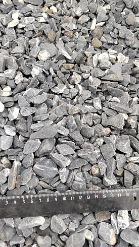 Kamenclub.ru: Щебень галтованный черный (мрамор) фр.10-20 мм.  купить в Екатеринбурге мрамор черный с белыми прожилками, черный, белый окатанный округлый ландшафтный декоративный щебень 15000 руб/т   фото КАМЕНЬ КЛУБ