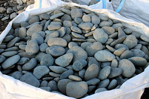 Kamenclub.ru: Галька речная плоская (темно-серая) фр. 100-200-300 мм. купить в Екатеринбурге галька речная плоская темно-серый, серый, синий речной галечник плоский 9000 руб/т   фото КАМЕНЬ КЛУБ