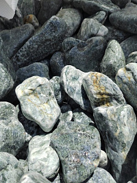 Галтованный жадеит (фр. 70-100 мм) фото Камень Клуб  купить в Екатеринбурге