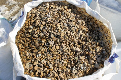 Kamenclub.ru: Щебень крошка желтый (песчаник) фр. 20-40 мм.  купить в Екатеринбурге песчаник бежевый рыжий каменная крошка песчаника 9500 руб/т   фото КАМЕНЬ КЛУБ