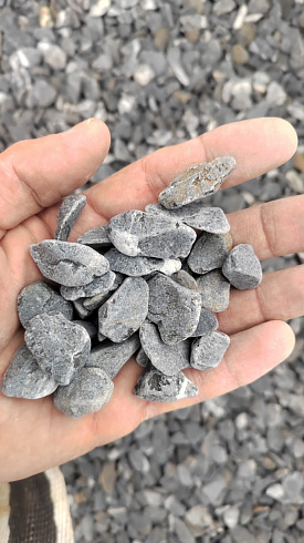 Kamenclub.ru: Щебень галтованный черный (мрамор) фр.10-20 мм.  купить в Екатеринбурге мрамор черный с белыми прожилками, черный, белый окатанный округлый ландшафтный декоративный щебень 15000 руб/т   фото КАМЕНЬ КЛУБ