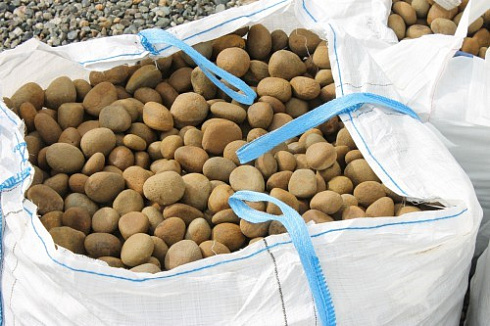 Kamenclub.ru: Песчаник ядра, фр. 100-300 мм  купить в Екатеринбурге песчаник бежевый серый рыжий речная галька 5 000 руб/т   фото КАМЕНЬ КЛУБ