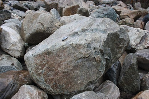 Kamenclub.ru: Гранит скальник (серо-зеленый) фр. 500-1500 мм.  купить в Екатеринбурге гранит мрамор  серый зеленый темно-серый глыба скальная колотая ландшафтная 7 500 руб/т   фото КАМЕНЬ КЛУБ