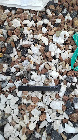 Kamenclub.ru: Мраморная крошка (щебень крошка микс : белый-черный-розовый) фр. 20-40 мм.  купить в Екатеринбурге мрамор белый, черный, розовый декоративная ландшафтная крошка 12000 руб/т   фото КАМЕНЬ КЛУБ