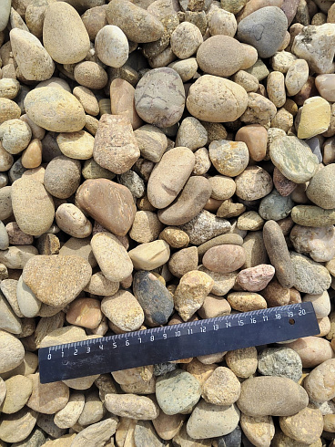 Kamenclub.ru: Галька речная окат рыжая фр. 20-40 мм. купить  в Екатеринбурге галька речная окатанная рыжая желтая серая округлая речная галька 5000 руб/т   фото КАМЕНЬ КЛУБ