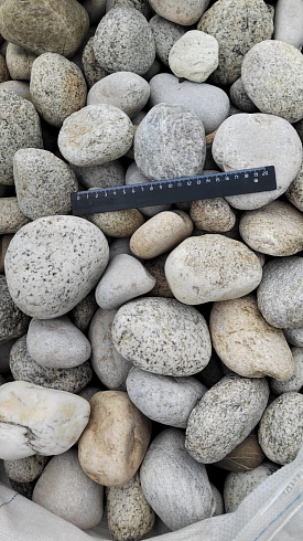Kamenclub.ru: Галька речная окат (серо-белая) фр. 70-120 мм купить  в Екатеринбурге галька галечник бело-серая, серо-белая, серая, белая речная природная галька  8000 руб/т   фото КАМЕНЬ КЛУБ