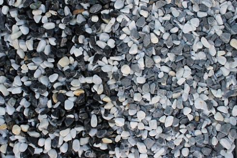 Kamenclub.ru: Мраморная крошка (щебень галтованный микс:белый-черный) фр.10-20 мм.  купить в Екатеринбурге мрамор белый, черный окатанные округлые декоративные ландшафтные камни щебня 15500 руб/т   фото КАМЕНЬ КЛУБ