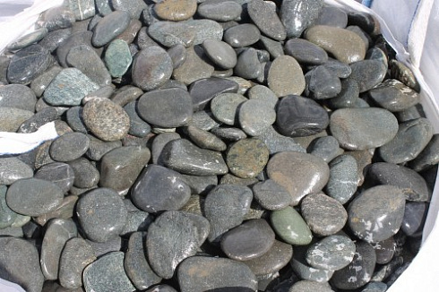 Kamenclub.ru: Галька речная плоская (темно-серая) фр. 100-200-300 мм. купить  в Екатеринбурге галька речная плоская темно-серый, серый, синий речной галечник плоский 9000 руб/т   фото КАМЕНЬ КЛУБ